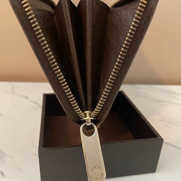 Louis Vuitton Damier Ebene timeless and iconic Zip Wallet - Picture 4 of 9